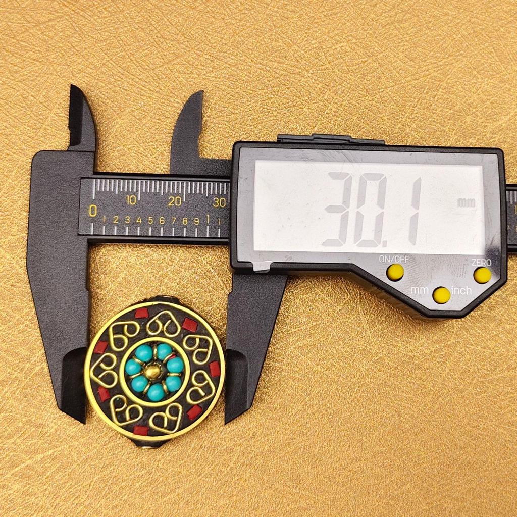 Nepalski Ręcznie Robiony Naszyjnik z Sześciosylabową Mantrą z Mosiężnymi Inkrustowanymi Koralikami