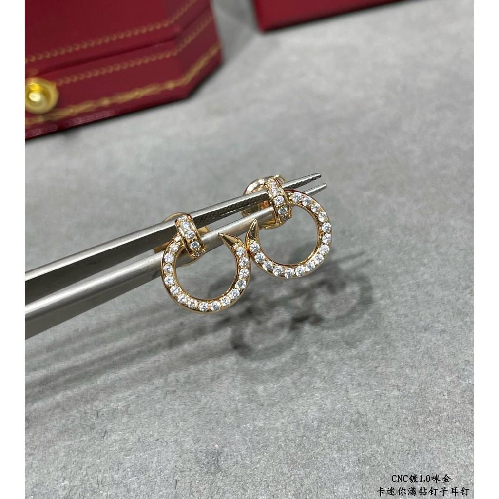 

популярные маленькие серьги для мужчин и женщин, которые можно носить, добавляющие элементы заклепок, модные и изысканные, с высококлассной индивидуальной гальванизацией золотом 18 карат розового золота