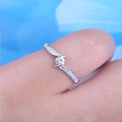 Huitan Minimalistische Verlobungs- und Eheringe für Frauen, rund, Zirkonia, schlicht, elegant, Damen-Accessoires, Modeschmuck