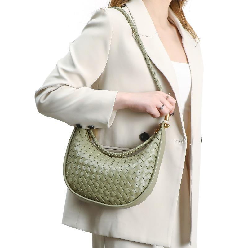 Spring and summer new handwoven bag commuter high-end underarm shoulder crescent bag simple retro portable crescent bag