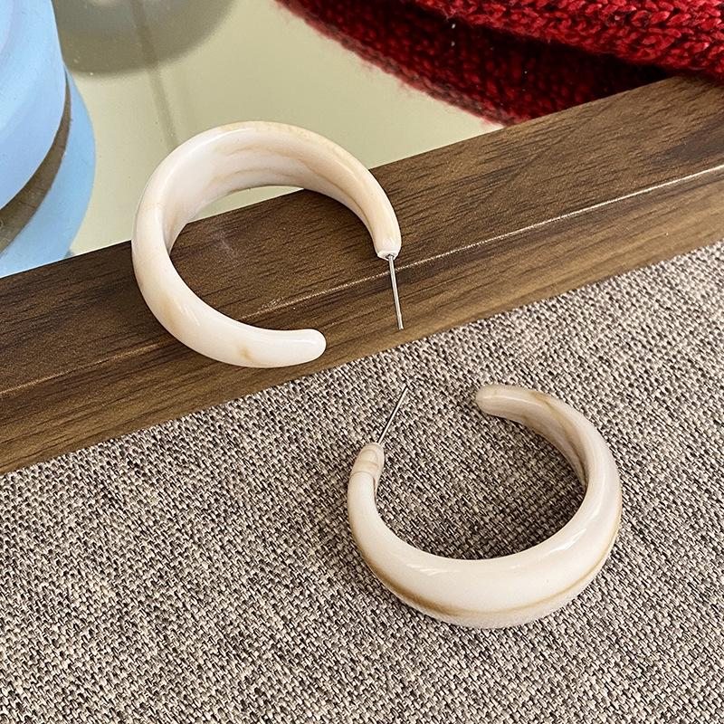 Elegant Pearl Stud Earrings: Simple, High-End Design for Autumn/Winter 2024