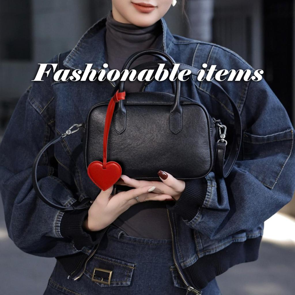 Chaveiro de bolsa com formato de coração com cordão de couro vermelho. Estilo coreano. Decoração de bolsa feminina. Corrente de couro estilosa e fofa. Um ótimo presente para mulheres.