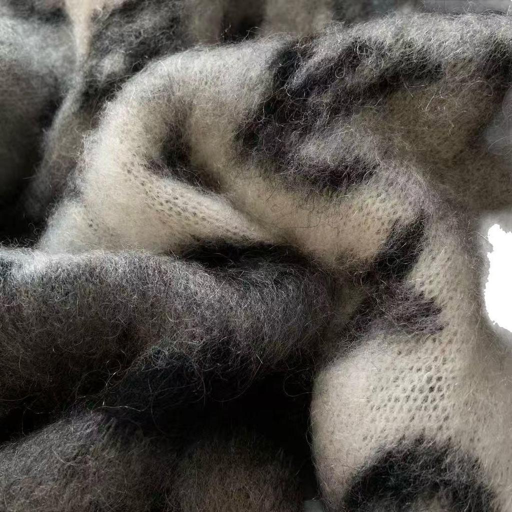 Klassischer Mohair-Strickcardigan mit V-Ausschnitt von G Family – weich, zart und modisch.