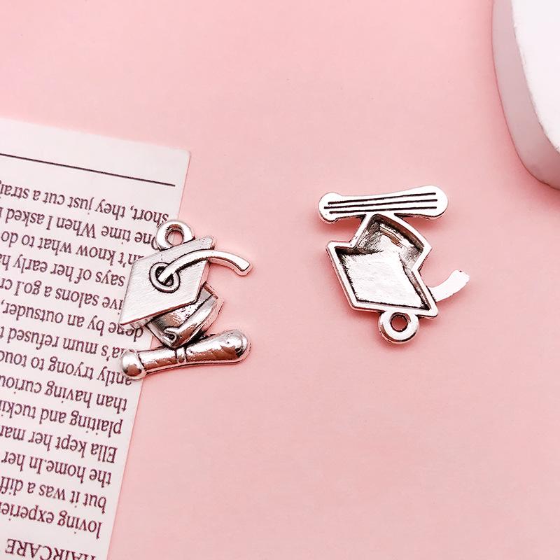 

Набор из 18 шармов для выпускного сезона – Шапка выпускника, Медаль А+ и Брелок в виде докторской шапочки