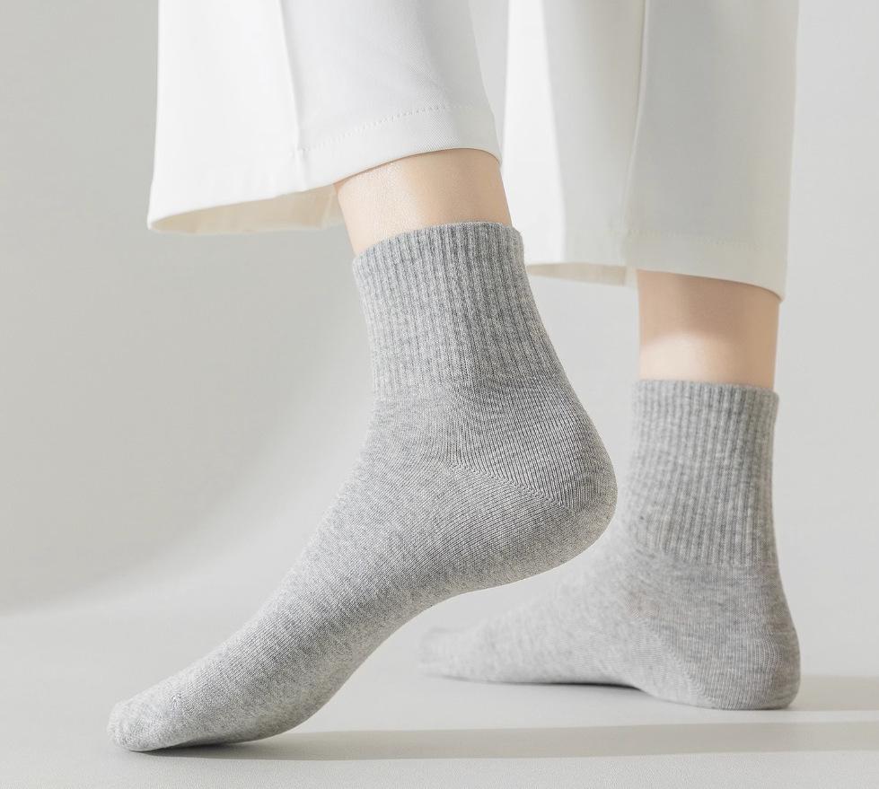 Disposable Four-Season Cotton Socks: Sweat-Absorbent, Odor-Resistant, Short Tube, Solid Color for Summer, Spring, and Autumn.