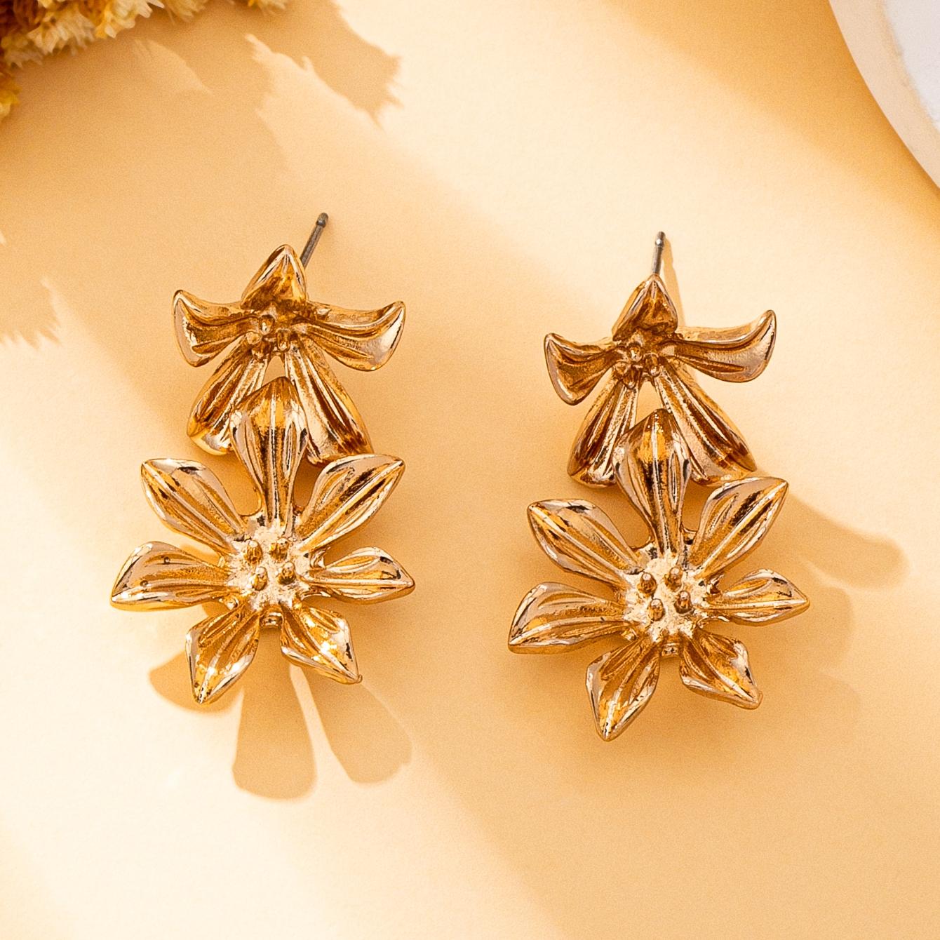 

A Pair of Women s Fashion Earrings, Simple and Elegant Zinc Alloy Flower Earrings, Suitable for Daily Wear and Gift-Giving