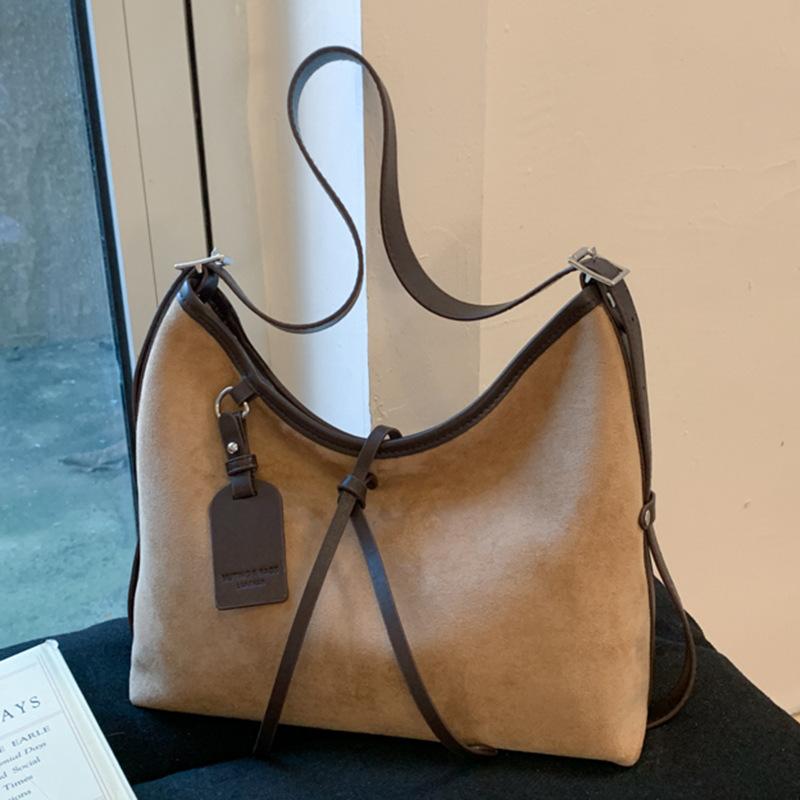 Nuova borsa in velluto di cervo retrò per autunno e inverno, borsa a tracolla da donna, nuova borsa tote di nicchia di grande capacità