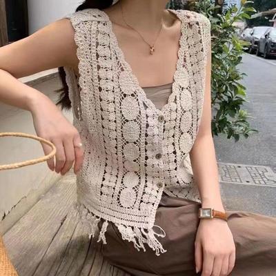 Góra z wyciętymi frędzlami, w połączeniu z kamizelką i bezrękawnikiem, idealna na letnie szorty, proste i szerokie ramiączka, noszona jako kardigan