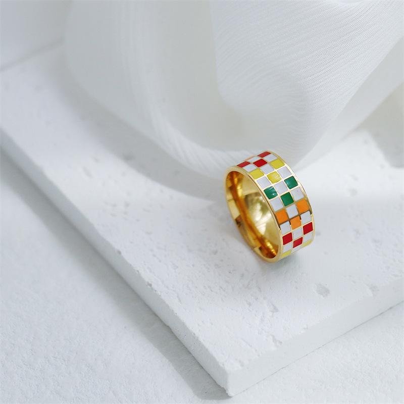 Anello in Acciaio Titanio Placcato Oro 18K a Quadri Bianchi e Neri Stile Europeo e Americano per Donna