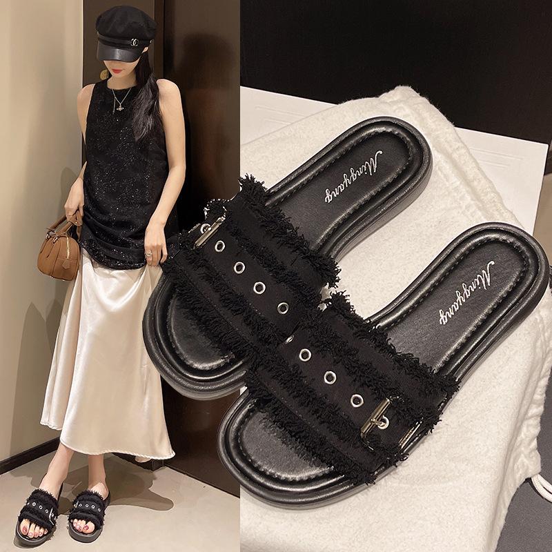 

Французские маленькие ароматные тапочки женские носят 2025 лето новые интернет-знаменитость квадратная пряжка стразы буква плоская подошва пляжные сандалии 40