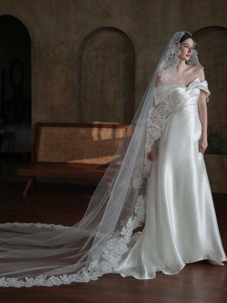V863 Courtly White Vintage Cathedral Long Lace Bridal Veil