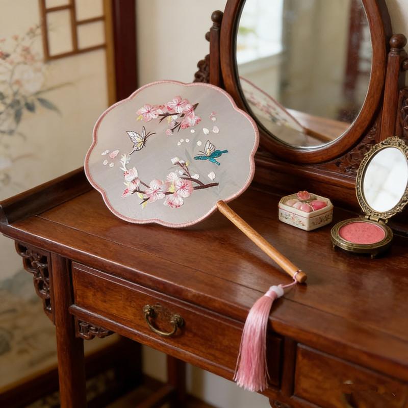 Stilvoller runder Seidenfächer Exquisite Blumenstickerei Paddel Traditionelle Chinesische Kunsthandwerk Hanfu Tanzparty Zubehör