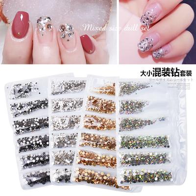 Nail art – Strass e decorazioni per unghie
