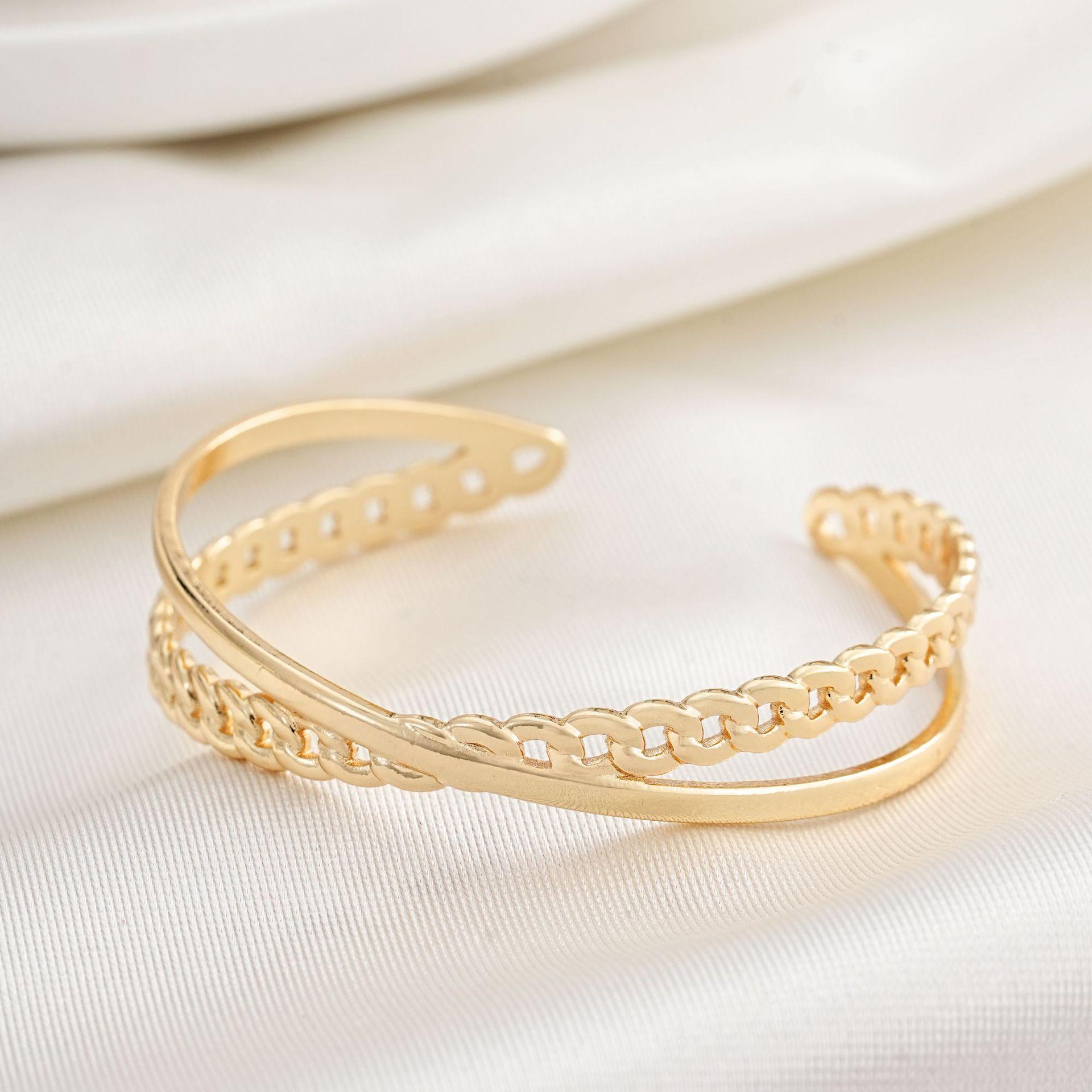 18K Gold Titanium Steel Geometric Pleated C-Shape Bracelet for Women золотой