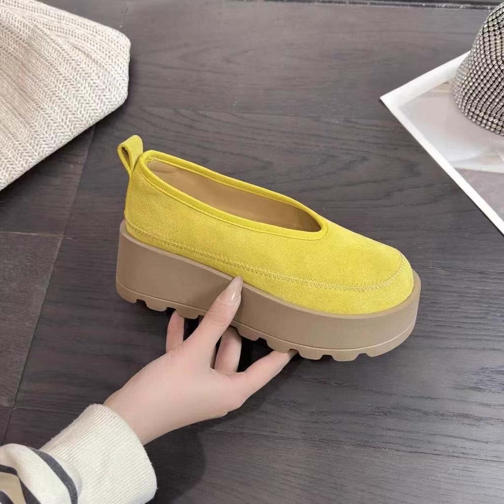Petites et petites chaussures pour femmes à semelles compensées intérieures 2025 printemps nouvelles chaussures décontractées à enfiler chaussures simples à bouche basse à semelle souple