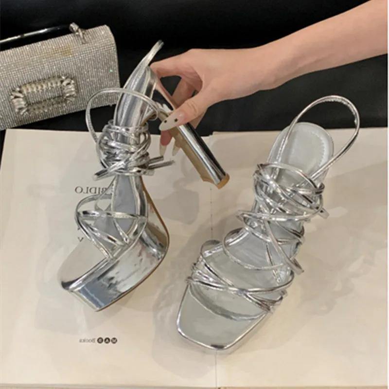 Stilvolle schwarze Knöchelriemen-Plateausandalen Damen Sexy eckige Zehenpartie Klobige hohe Absätze für Damen Elegante Party-Pole-Dance-Schuhe