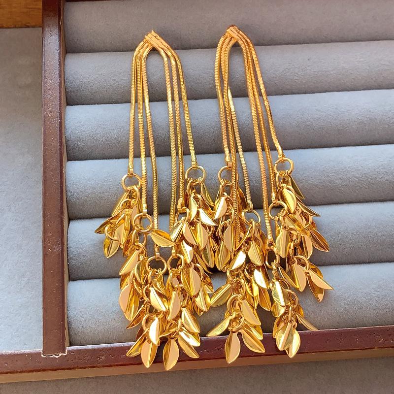 

Трендовые серьги-кисточки с бабочками и жемчугом на весну 2025 для женщин