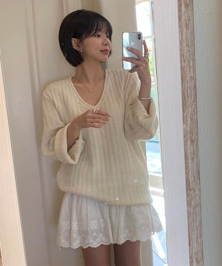 Sseomweeobeoteo Veggie V-Neck Knit - Ivory
