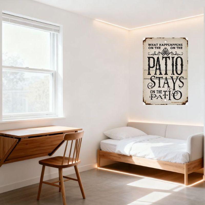 Vintage Metall Blechschild 'Was auf der Terrasse passiert, bleibt auf der Terrasse' Distressed Rustikale Wanddekoration mit Aufhängelöchern für Zuhause G