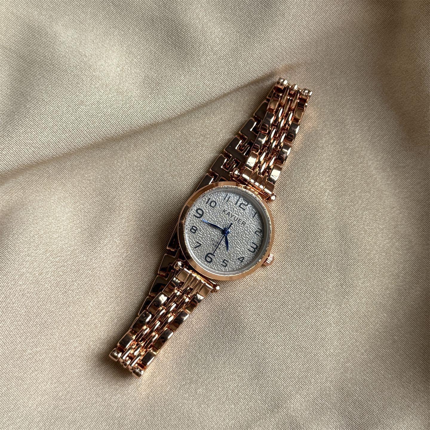 

Wind Small Disc Simple Bracelet Watch Women S Exquisite Retro Versatile High Value Digital Surface Fashion Quartz Watch