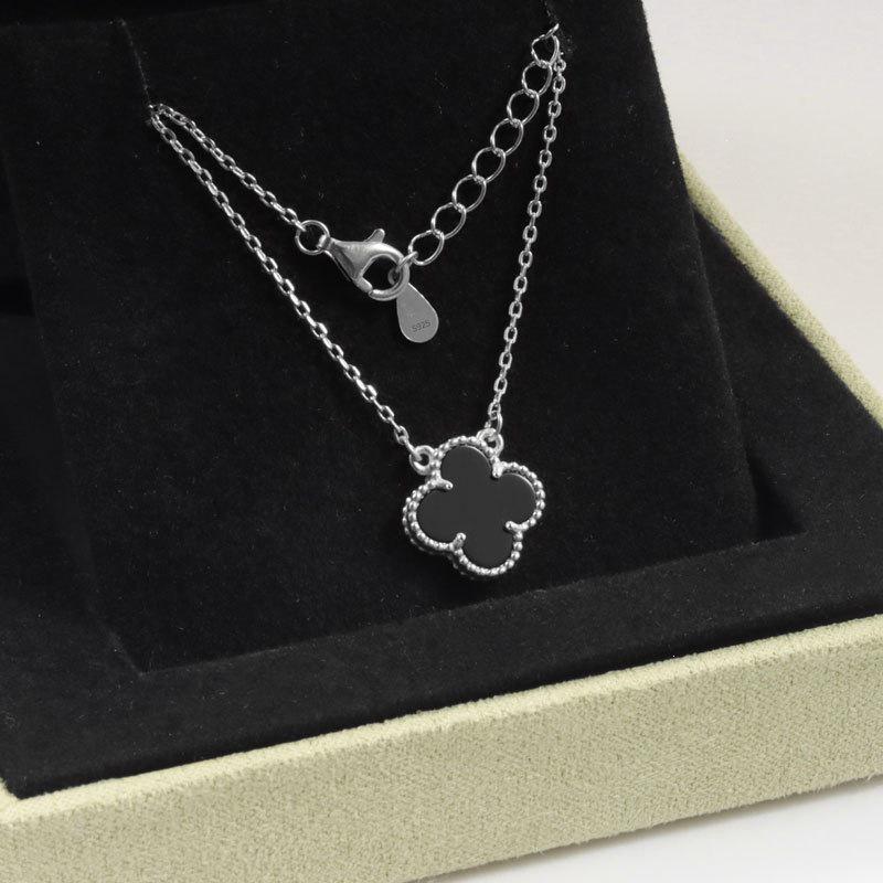 Women's Four-Leaf Clover Bracelet – 18K Gold Plated with Double-Sided Mother-of-Pearl, Elegant High-Quality Accessory, Chic and Lucky Design.
