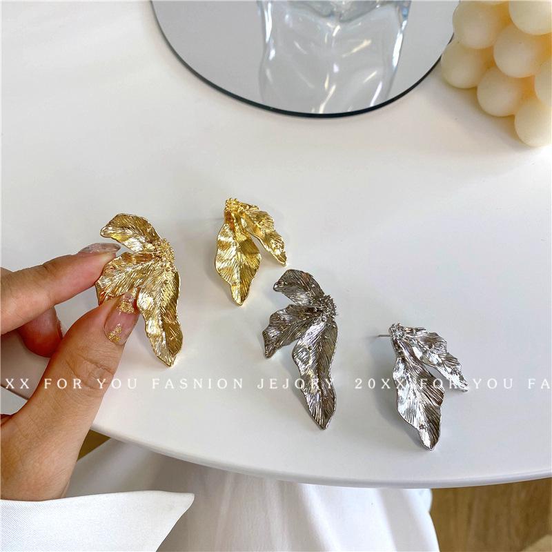Boucles d'oreilles exquises pour femmes au design rétro feuille 2025 de luxe léger