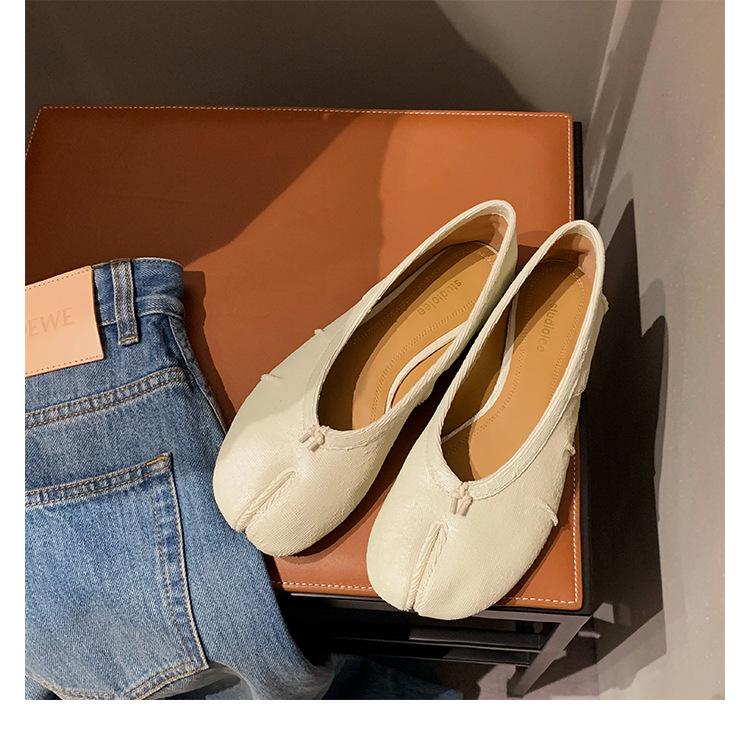 Streng ausgewählte Traubenmutter, der gleiche modische runde Kopf, flacher Ausschnitt, ein Riemen, kleine niedrigabsatzige Schweinsfußschuhe, Zehentrenner, w