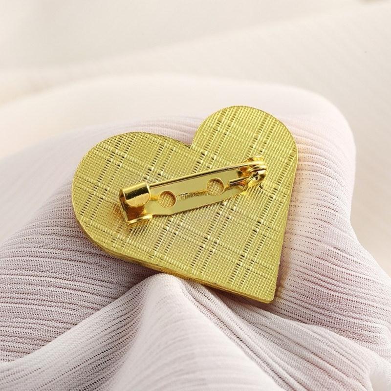 Volunteer Heart Shaped Badge Pin Portable Heart Volunteer Pin Fashionable Badge for Social Work and Volunteering