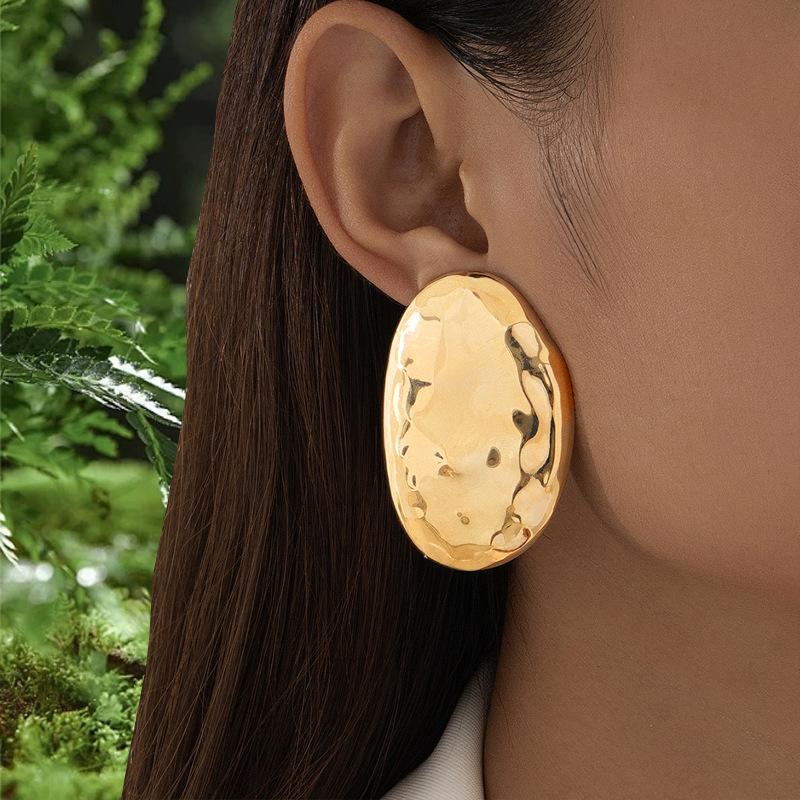 

Irregular disc texture stud earrings atmospheric Korean high-end earrings personalized simple style niche earrings імбирний