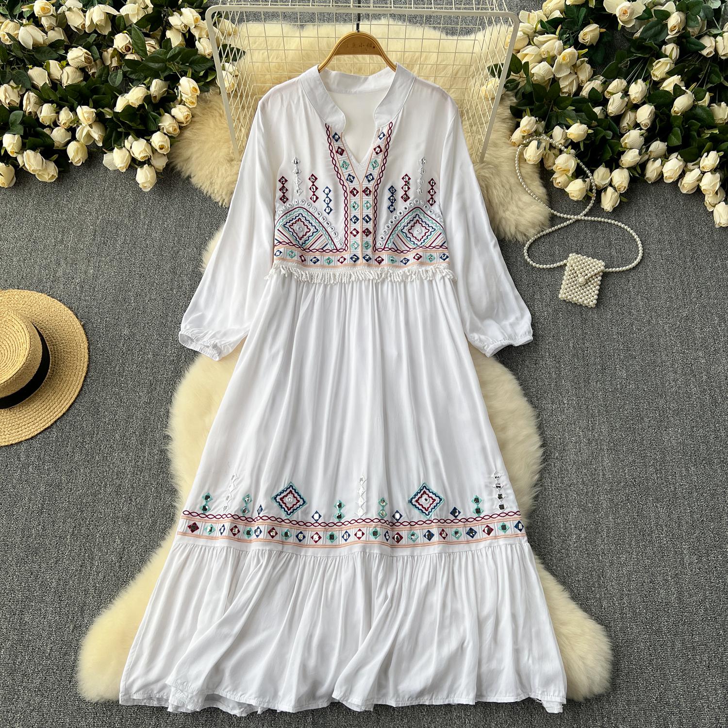 Свободные праздничные платья в этническом стиле с цветочной вышивкой — фото 26