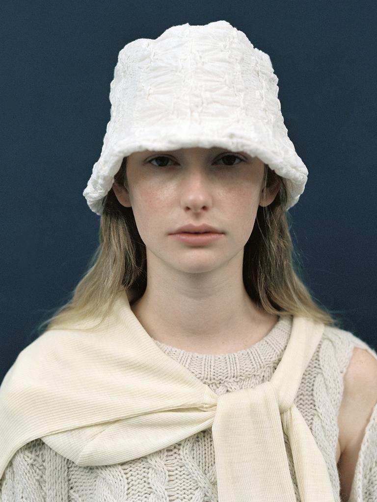 Eosseomnijeu Wavy Lampshade Hat_Puff Cream