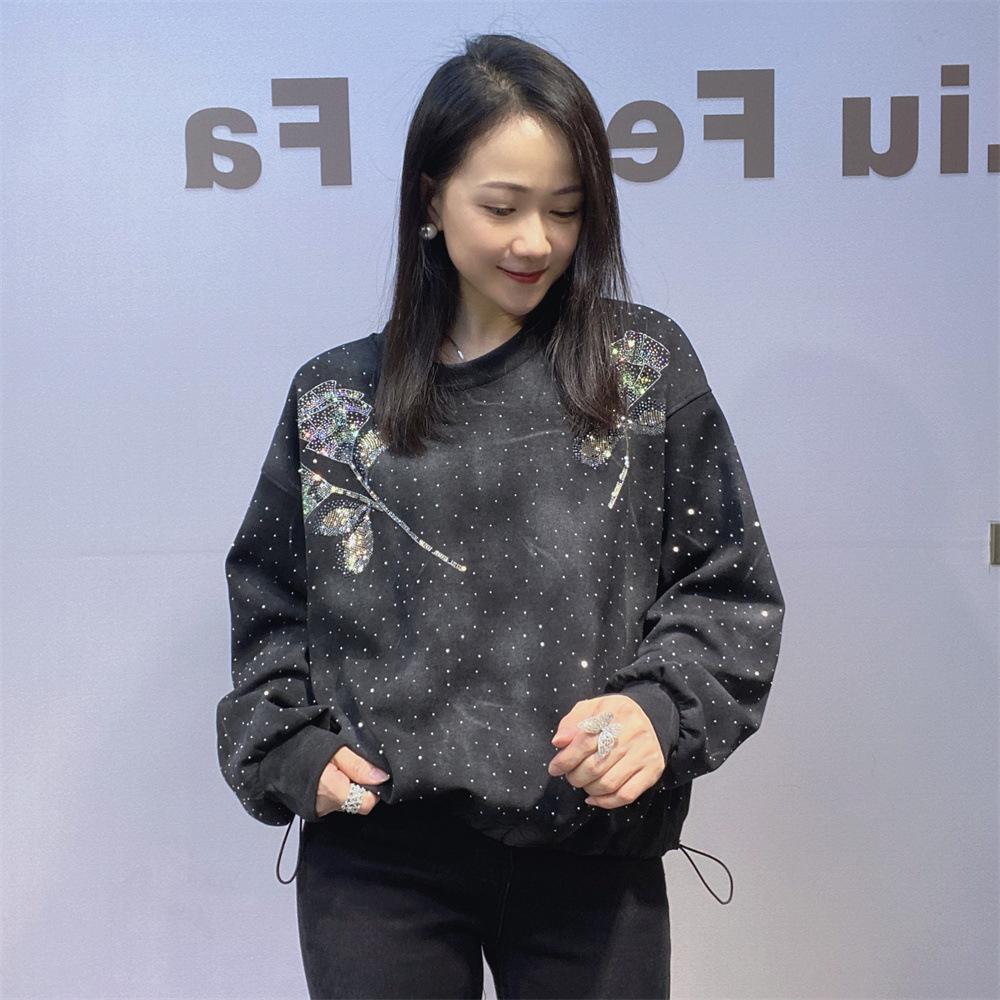 

Короткое худи с круглым вырезом, стразами и мелкими цветочными узорами для женщин. Новая осенняя мода и универсальный свободный и повседневный топ с длинными рукавами. One Size чёрный