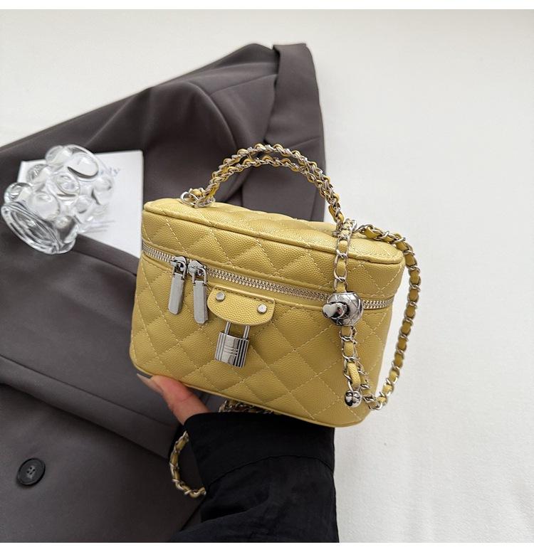 

This year s popular diamond handbag women s 2025 summer trendy fashion versatile chain box bag casual messenger bag жёлтый