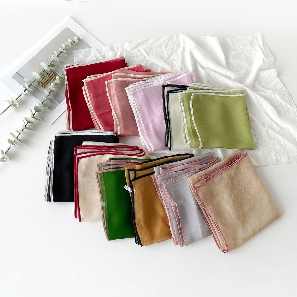 70 * 70 Vier Jahreszeiten verfügbar Neuer kleiner quadratischer Damenschal, hochwertiger Schal mit Buchstabendruck, professioneller Schal, Satinschal