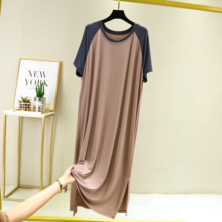 Καλοκαιρινό φόρεμα με φαρδιά λαιμόκοψη από μοντάλ, κοντά μανίκια και πλαϊνά σκισίματα