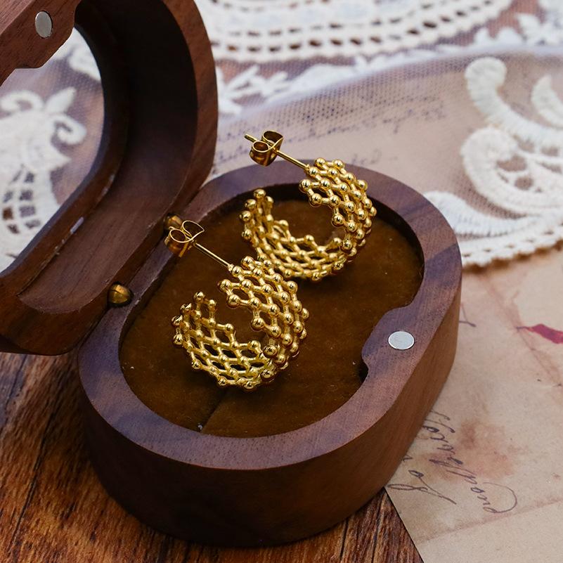 Titanstahl Kleine Goldperlen Spleißgitter-ähnliches C-förmiges Nischen-Design Hongkong-Stil Beschichtet mit 18 Karat Gold Steckerohrringe und Ohrschmuck