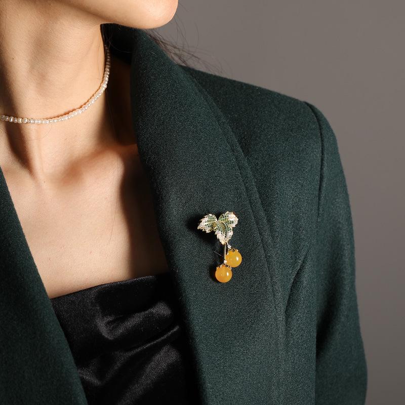 Broche Bo Xin Yun Haut de Gamme Agate Jaune Raisin avec Zircon Cerise - Épingle Élégante pour Accessoire Vestimentaire