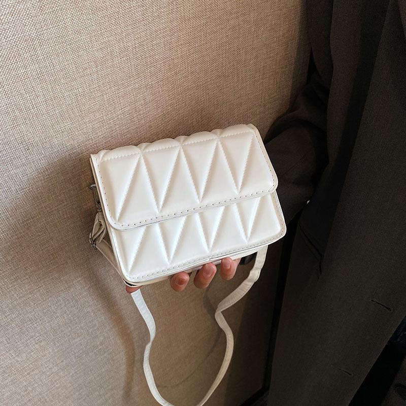 

Корейская версия трендовой маленькой квадратной сумки 2024 года, новая сумка на осень, женская модная простая сумка через плечо, повседневная сумка-мессенджер белый