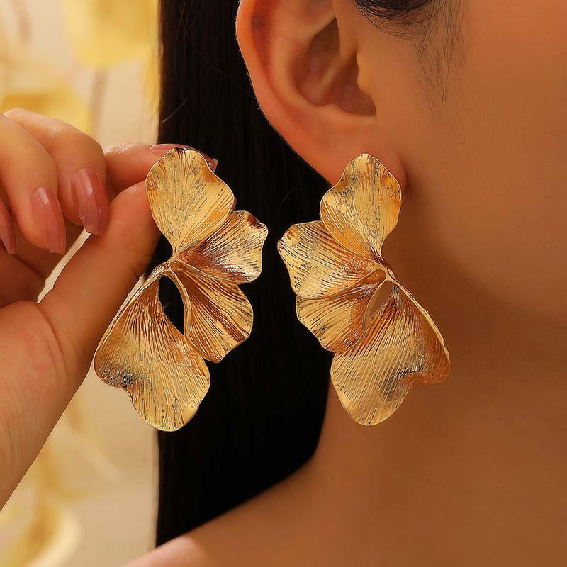 Fashion Irregular Ginkgo Leaves Stud Earrings for Women Exaggerated Metal Pendant Earrings Charm Texture Jewelry Accessories
