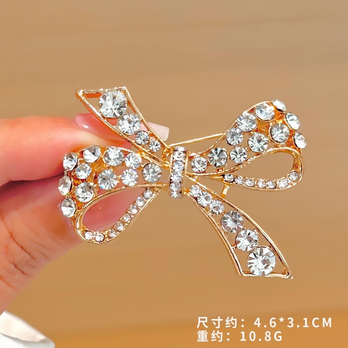 

Цирконий Бант Брошь Женская Легкая Роскошная Ниша Высокого Класса Чувство Костюма Вырез Корсаж Анти-Свет Булавка Аксессуары