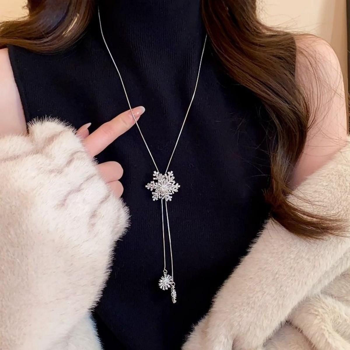 

Elegant Christmas Rotating Rhinestone Snowflake Tassel Necklace Snow Flower Adjustable Long Sweater Chain For Women Men Jewelry