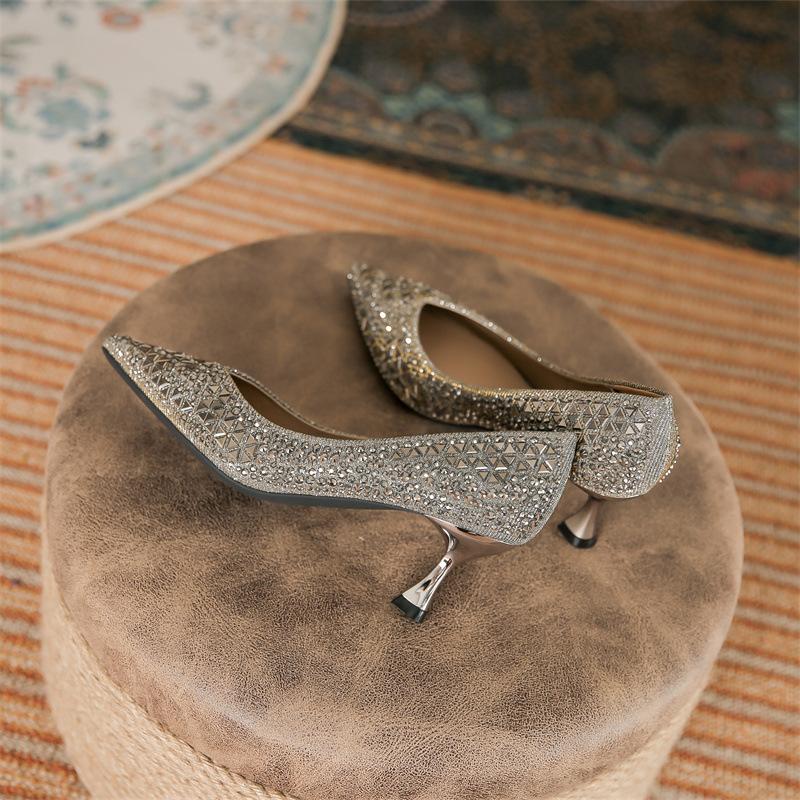 Móda 2025 Třpytivé flitrové lodičky Žena Bling Diamantové boty Křišťálové nýty Tacones Mujer Trafa Dámské párty šaty Špičatá špička Vysoké podpatky