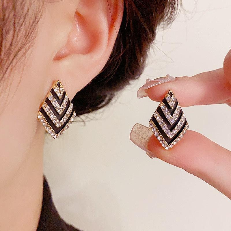 Internet Celebrity Fashion High-end Geometric Diamond Stripe Earrings, Versatile Japanese and Korean Elegant Temperament Trendy Earrings