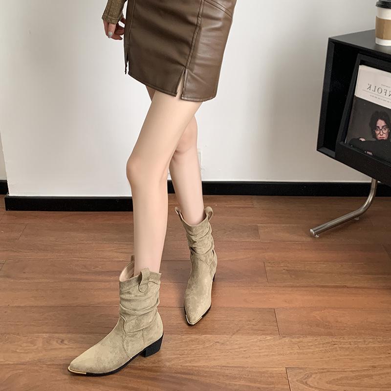 Damen Braune Wildleder Chelsea Stiefeletten - Mid-Calf Gerafftes Design, Spitze Zehenpartie, Blockabsatz für Herbst/Winter 2024