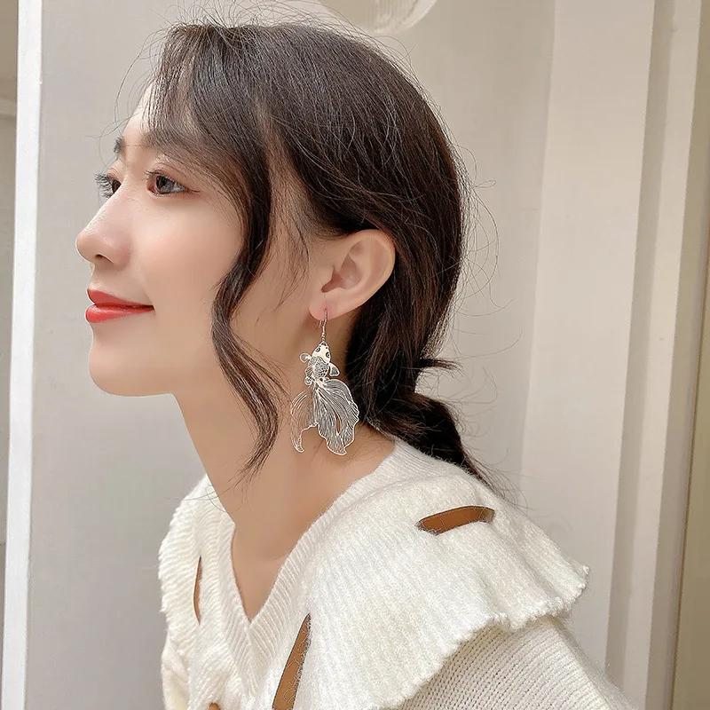 Modische Koi-Ohrringe Übertriebener Hohlmetall-Anhänger Goldfisch Geometrische Ohrringe für Damen Schmuck Fisch-Ohrringe