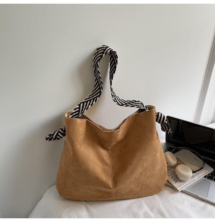 

Замшевая вместительная ретро-сумка женская 2025 новая осенне-зимняя модная универсальная сумка через плечо сумка-тоут для поездок большая сумка хаки