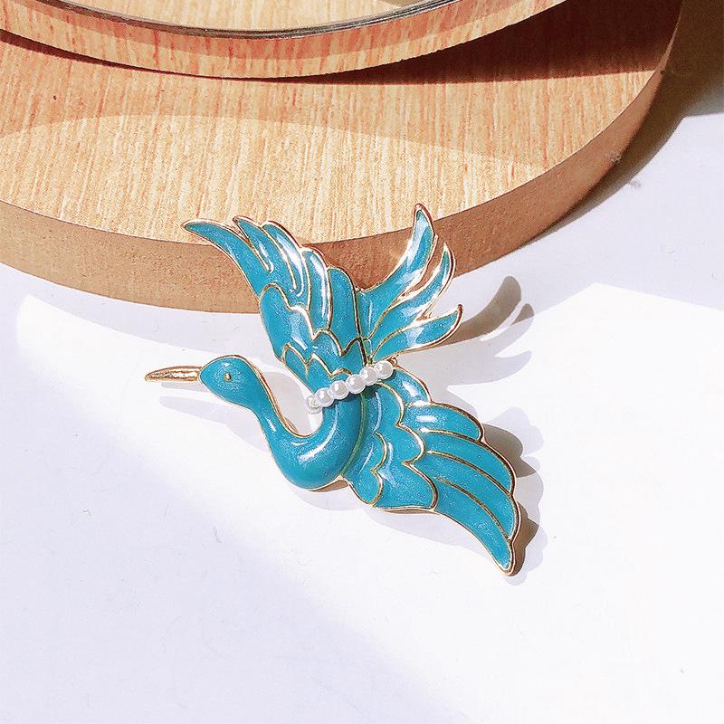 Broșă Cocor Cloisonné Retro: Corsaș cu Papagali Perlați Stil Curte