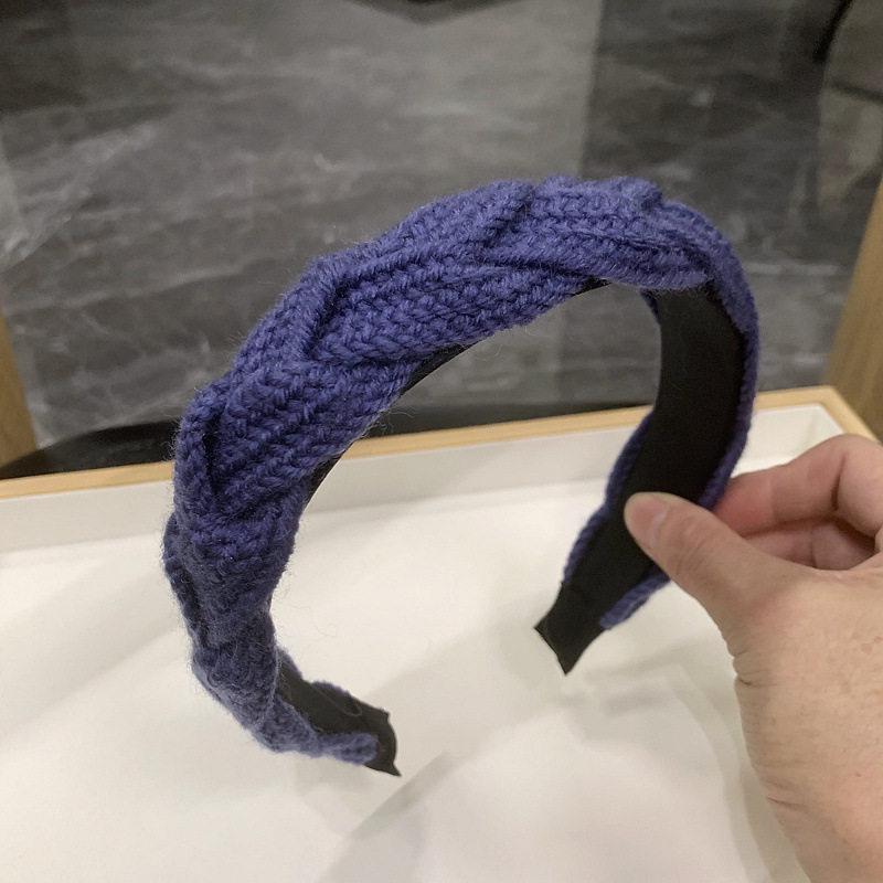 Autumn/Winter French Retro Knit Headband - Solid Color Wool Braid Hair Clip, Korean Style Trendy.