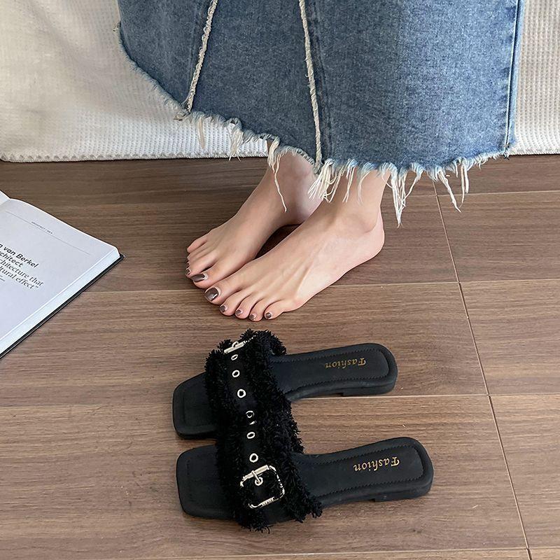 Xiaoxiangfeng flat-bottomed cool slippers 2025 new super fire French going out beach shoes women's summer wear fashion and high sense