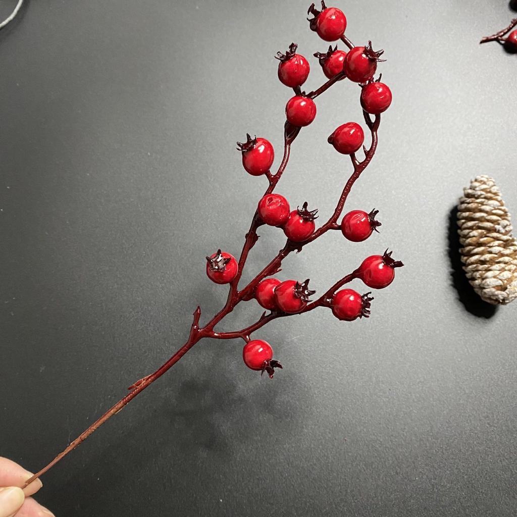 Natural Dried Pine Cones for Christmas Tree Decoration, Photography Props, Floral Wreaths, and Bouquets.
